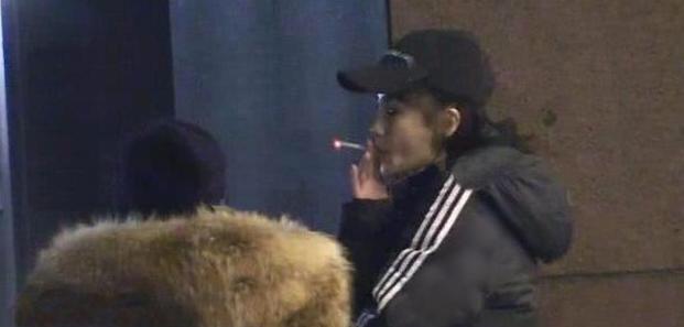 杨颖在医院吸烟被拍引发热议,长达10年的烟龄难戒掉