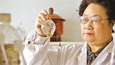 青蒿素是屠呦呦用乙醚提取出来的,之后还测定了其化学结构,分子量,并