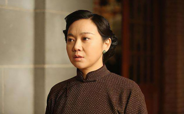 里风情万种f的佟掌柜的想必大家都不陌生,在这部电视剧里饰演佟湘玉的