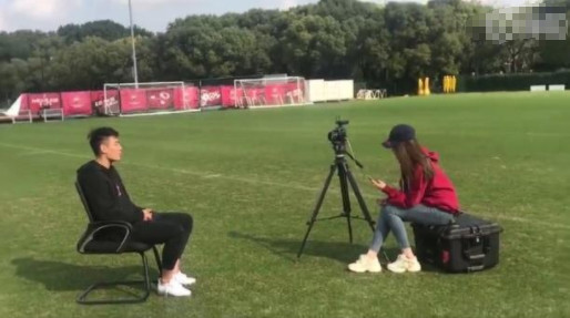 中国足球脸都不要了 又刷屏?范志毅老妈和女