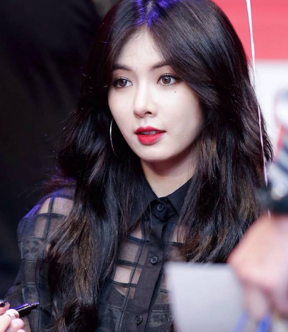 泫雅益达穿情侣装,两人手牵手现身机场,难怪放弃事业也不愿分手