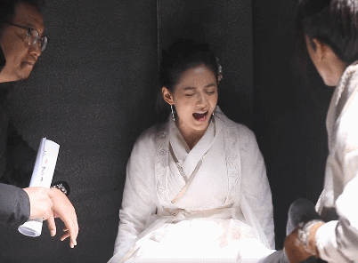 张无忌给赵敏挠脚那段咋拍的?看到现场赵敏表情,这谁受得了?