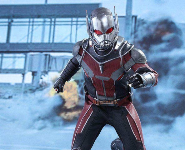 复联四预告:站在电线杆旁边的蚁人,手里拿了个东西,谁看到了