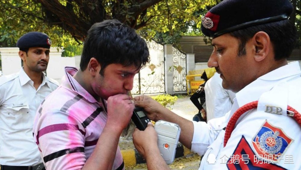 印度人民欢庆洒红节却忙坏警察,一天接1156