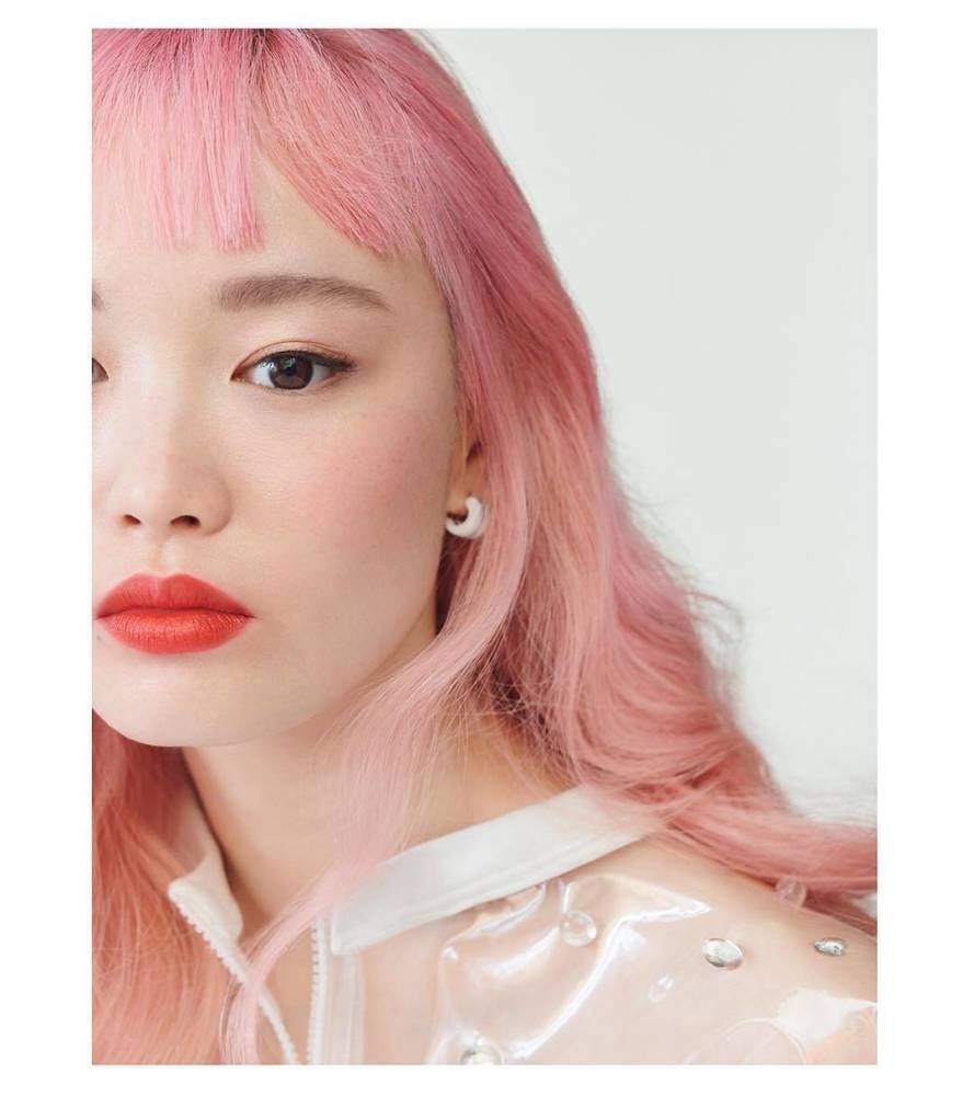 这款妆容让人想起初春的桃花,在宝石黑眼睛的点缀下,美人宛如刚从画里