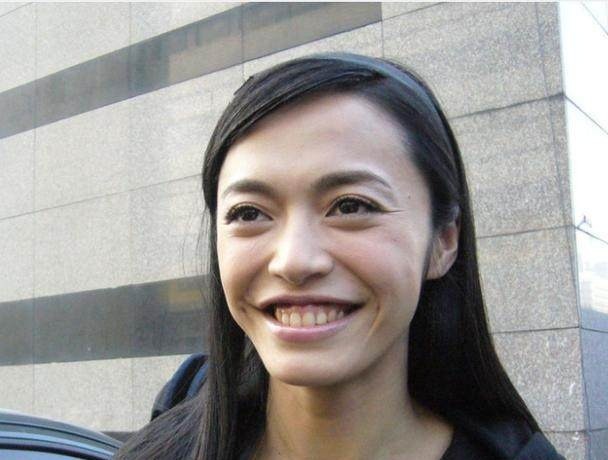 世界嘴巴最小的女人你喜欢吗?真正的樱桃小嘴,吃饭都难