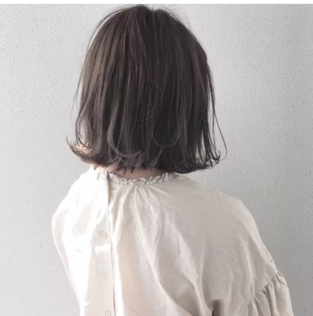 八月齐肩外翻发型