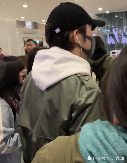 继罗晋助理打碎粉丝手机后张彬彬机场再遭意外网友看完太暖