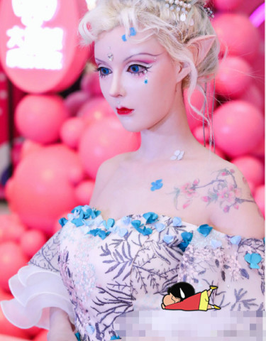 迪丽拉"蚂蚁腰" "树干腿"是假象?离开美颜后的她,人设塌了