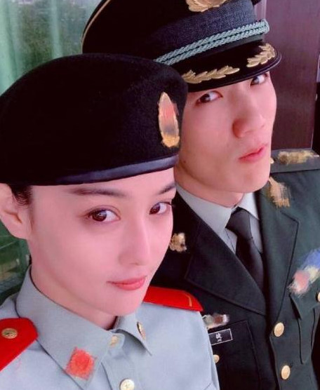 跨越阶层,跨越职业,跨越收入,互相尊重彼此相爱,这不就是最美好的爱情