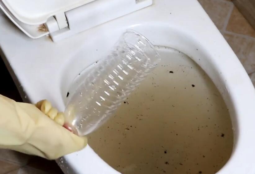 马桶堵了怎么办?只要一个塑料瓶,1分钟