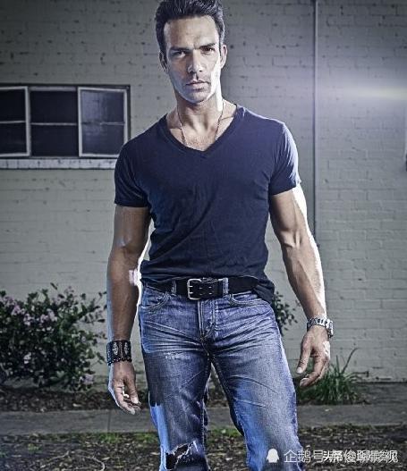 参演了甄子丹,洪金宝主演的《叶问2:宗师传奇》,出演英国拳王龙卷风一