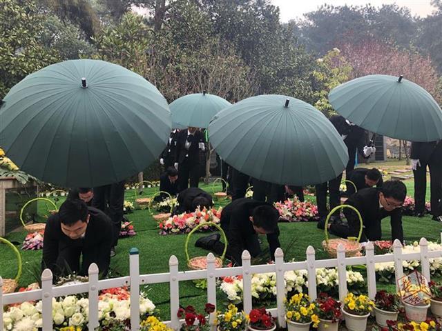 武汉今年首场免费集体生态葬举行,12位逝者落葬草坪回归自然