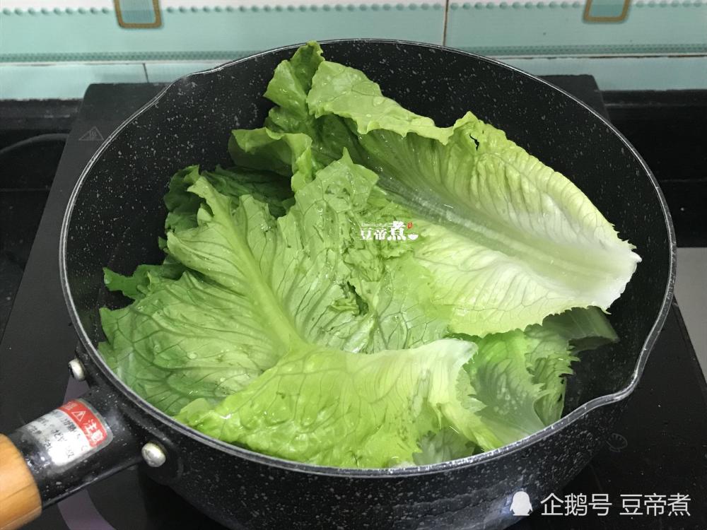 5,再把清洗乾淨後的生菜,快速汆燙幾秒撈出擺盤備用.