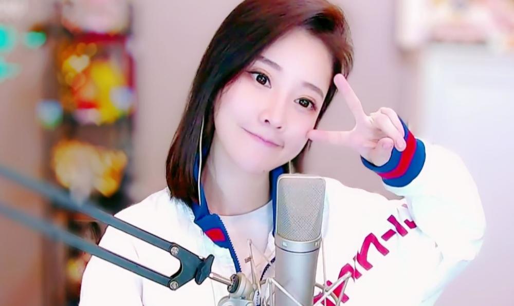 91年的冯提莫居然撞脸71年的闫妮?最美斗鱼一