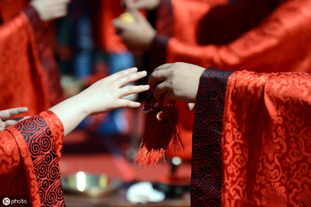 古代聘礼今之彩礼,网友:婚姻困难自古有之!