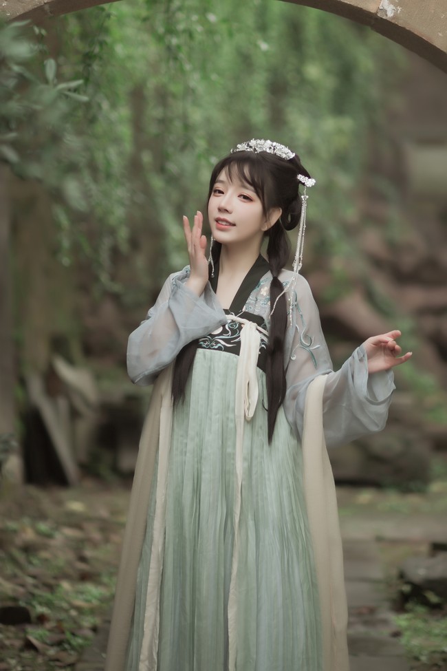 草莓果冻王奕萌穿上汉服的样子,仙气满满的,这谁顶得住啊!