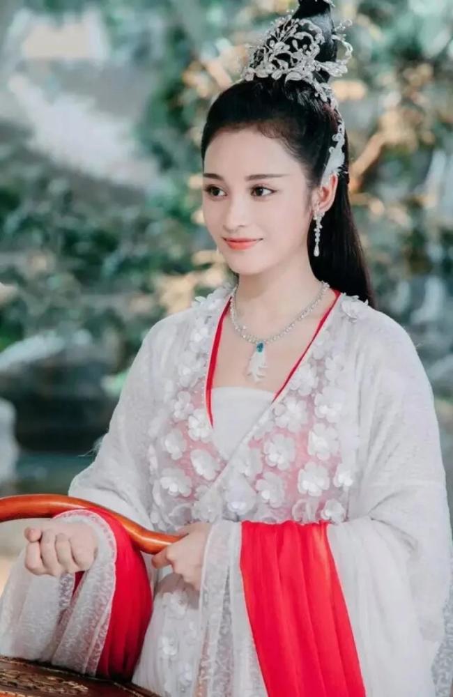 《香蜜沉沉烬如霜》的主演都火了,唯独她没红还被黑