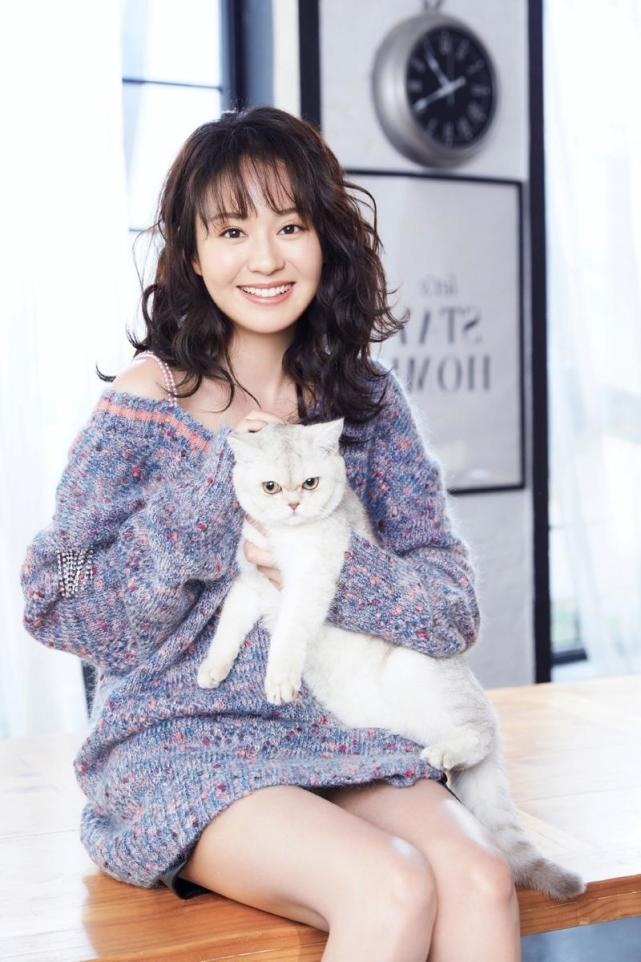 郑合惠子也太瘦了好好的毛衣她竟穿成了毛毯都快撑不起了