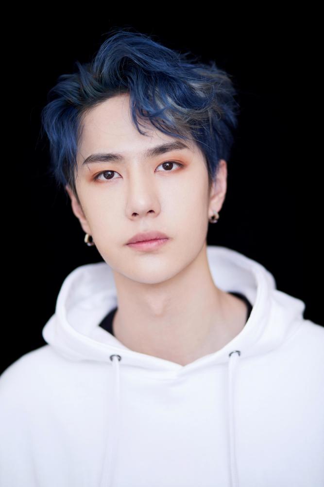 王一博|王一博《街舞》发布会侧脸引热议，法令纹明显鼻子被吐槽像是橡皮捏到脸上的