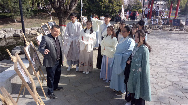 西安思源学院白鹿雅集:穿越式汉服惹眼,赏樱