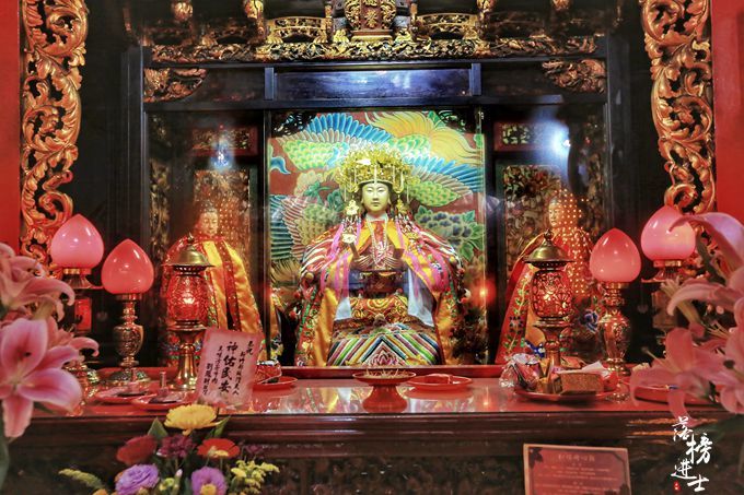 台湾知名的庙口小吃,很多游客来这里先拜城隍爷,然后就是吃吃吃