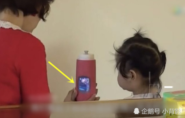 包贝尔到底多有钱?女儿的水杯还能看电视,搜出