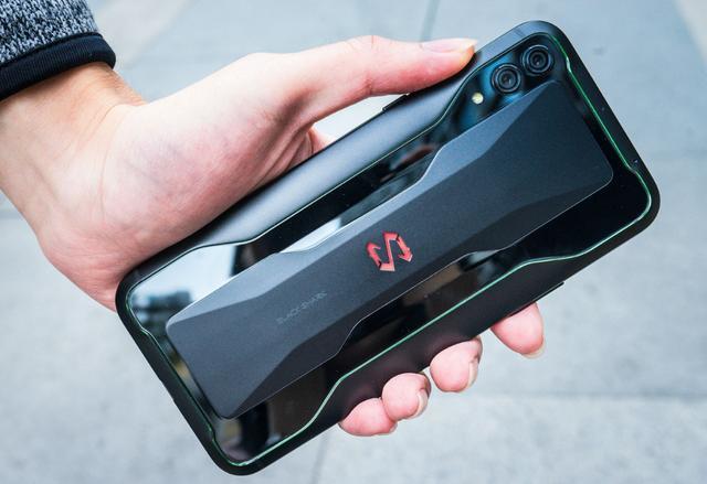 黑鲨2游戏手机开箱:年度经典设计,炫酷背灯玩