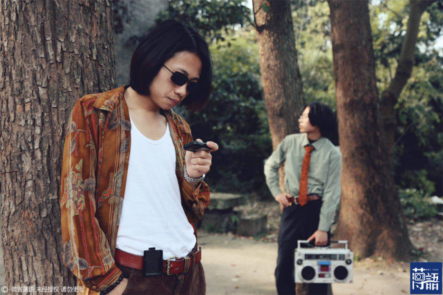 回忆杀!95后小伙痴迷黄家驹,一身80年代装扮引百万人看