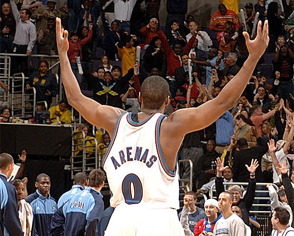 说到投三分提前转身庆祝的球星,大家第一时间想到的应该是阿里纳斯吧