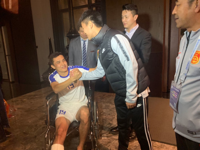 乌兹队员确诊骨折坐轮椅 韦世豪更改行程带着果篮去探望