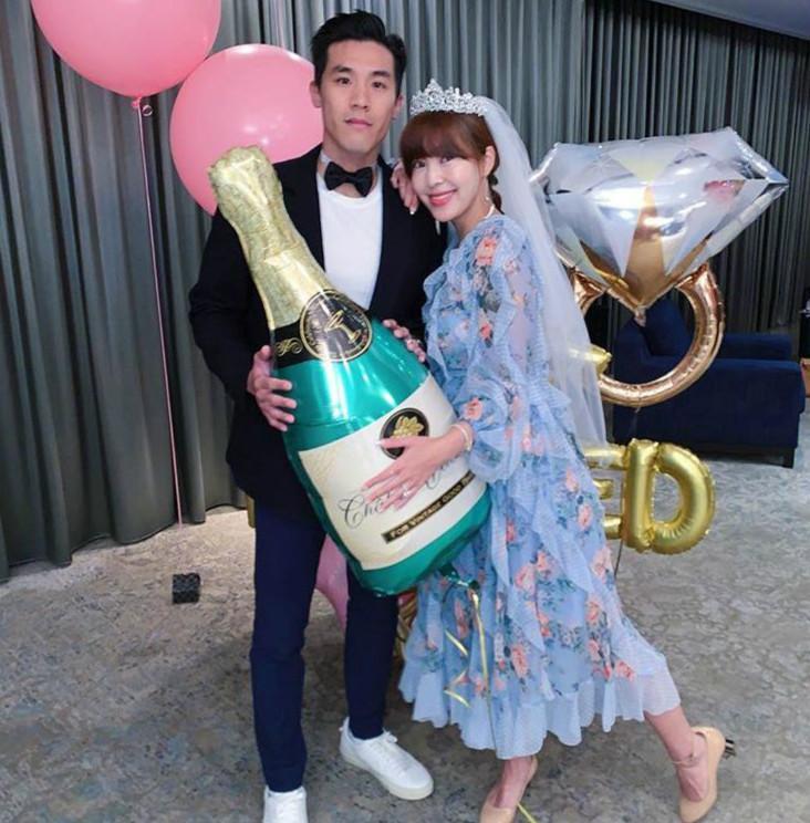 上图为廖晓乔其中一任男友名叫黄柏钧,高大威猛帅气,混血儿,是名演员.