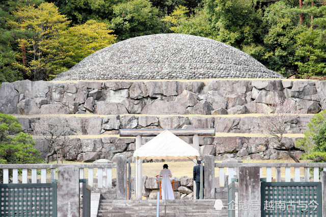 月25日下午佳子公主前往东京都八王子市武藏陵墓,参拜昭和天皇的陵墓