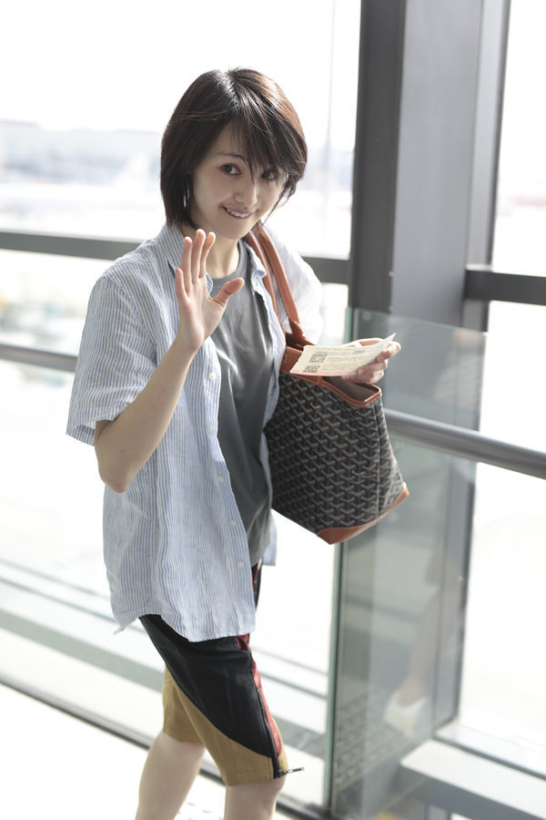 郑爽身穿白色连衣裙,搭配披肩微卷发造型,更显迷人气质