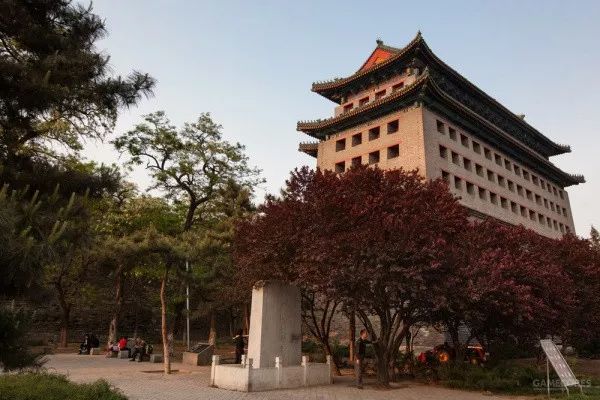 就可以登上北京东城区崇文门东大街的东便门角楼,参观这里的红门画廊
