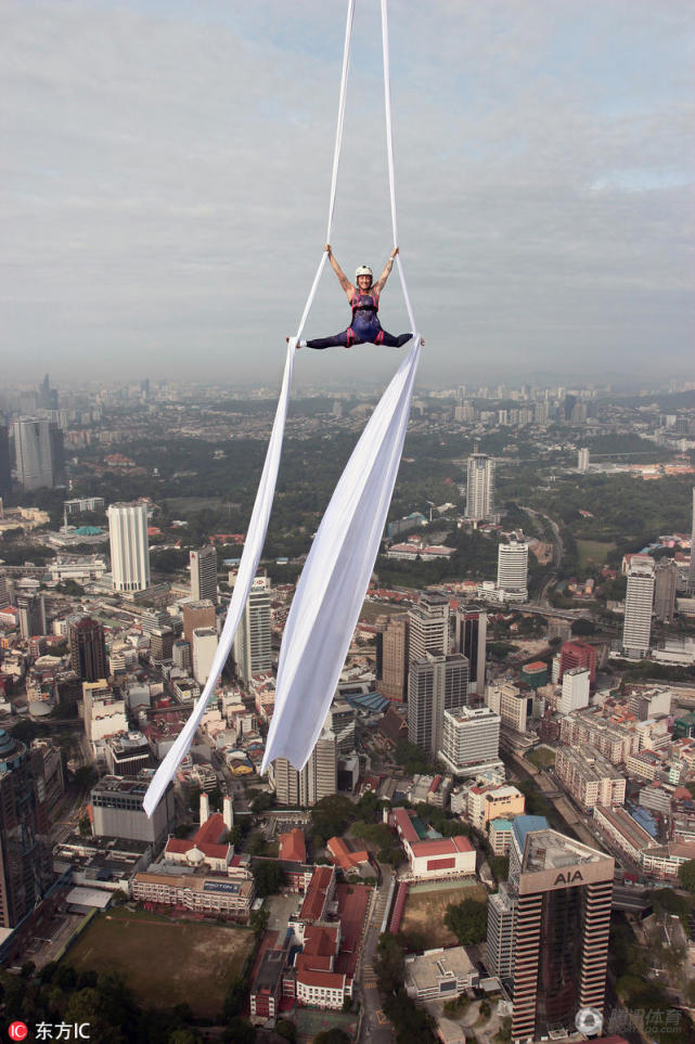 女子305米高空练带操 纵身一跃落地