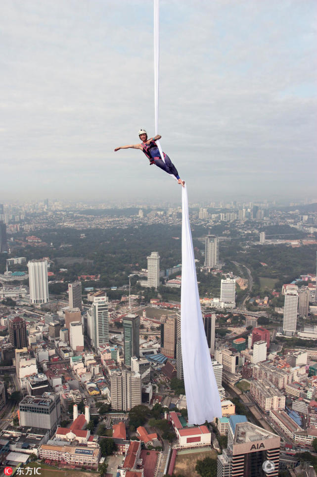 女子305米高空练带操 纵身一跃落地