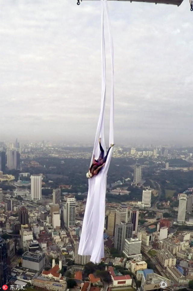 女子305米高空练带操 纵身一跃落地