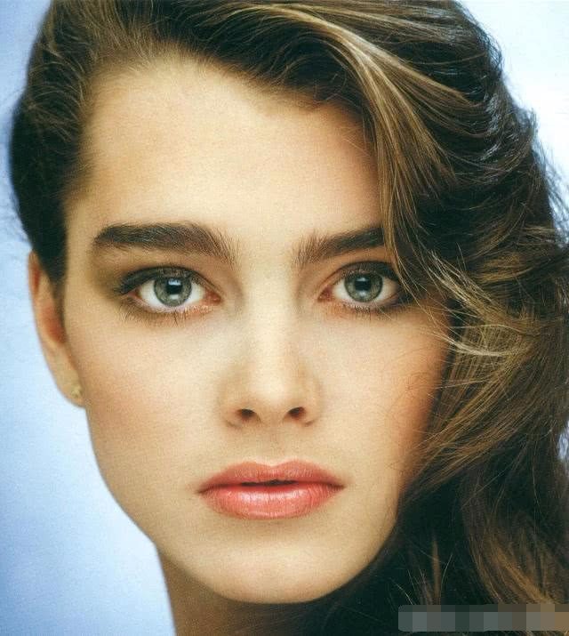 >波姬·克莉丝特·卡蜜儿·小丝,1965年生于纽约;拥有意大利,法国