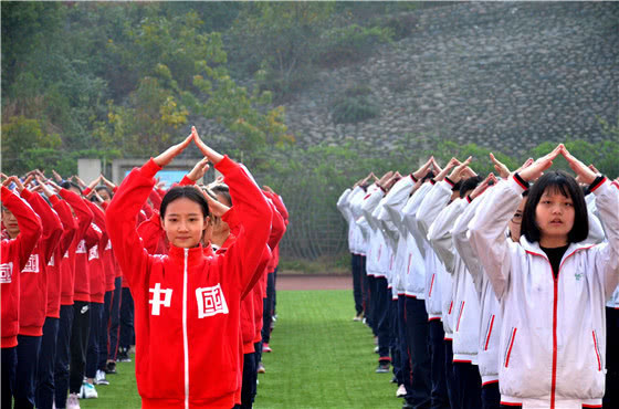 成都三中:千人手语操《国家》震撼上演!