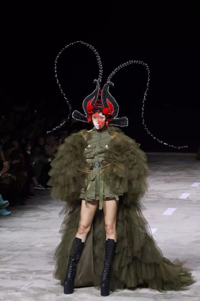 中国时装周变身鬼片现场?55岁大妈脚踩恨天高