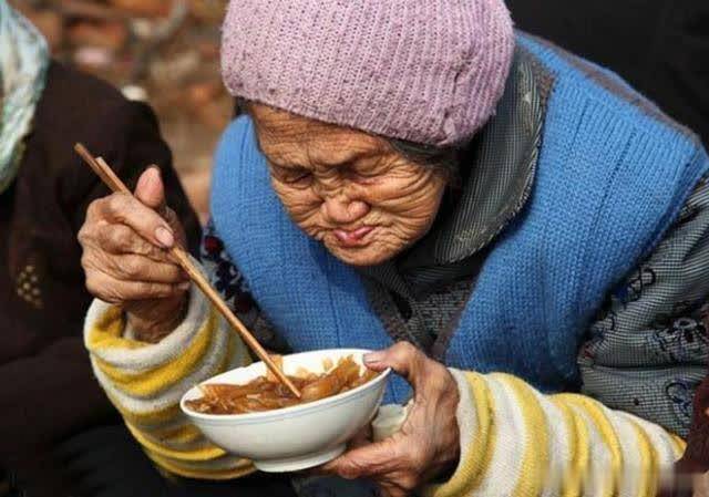 小时候吃饭不把碗端起来就会挨揍,可是把碗端起来又代表什么呢?