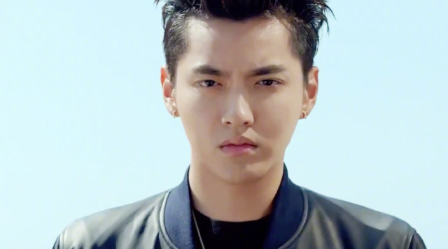 吴亦凡和超模小kk拍时尚大片,粉丝看到两人合影后,直呼又瘦了