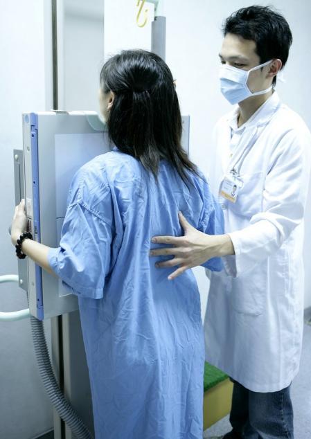 多数女人不愿做胸透,是因为不好意思,其实医生只看到了这个