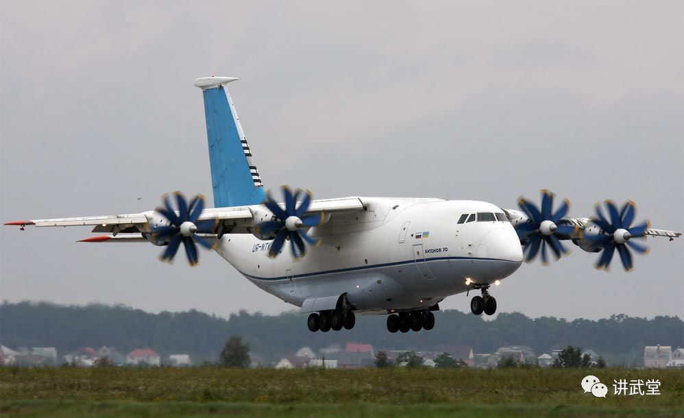 与陪同实验的一架安-72运输机b型(尾号- 72966)在空中相撞