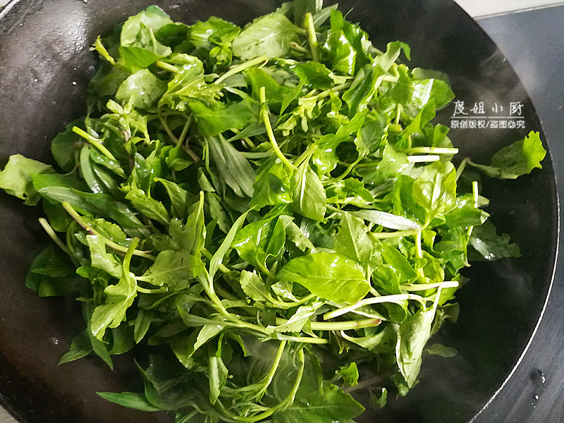 清明前这野菜绝不可错过,鲜嫩美味,比荠菜好吃百倍,不懂吃太亏