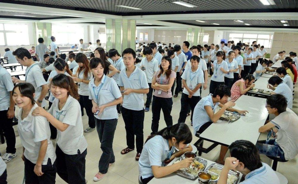 90后打工妹在江苏电子厂工作,直言靠加班赚钱,收入引热议