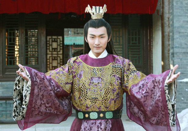 第九题:明朝有一位名臣在世前被授予太傅和太师的荣誉称号,他也是明朝