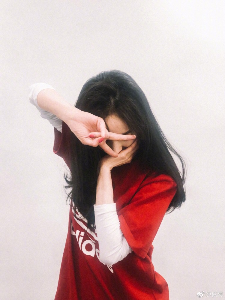 杨幂开心玩自拍剪刀手巴掌脸抢镜,看到自拍后:果然又不露全脸