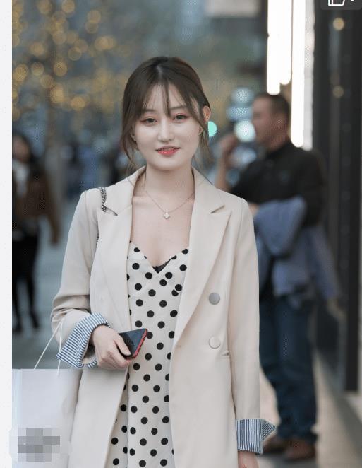 小姐姐精神不太好,是不是宵夜吃太晚